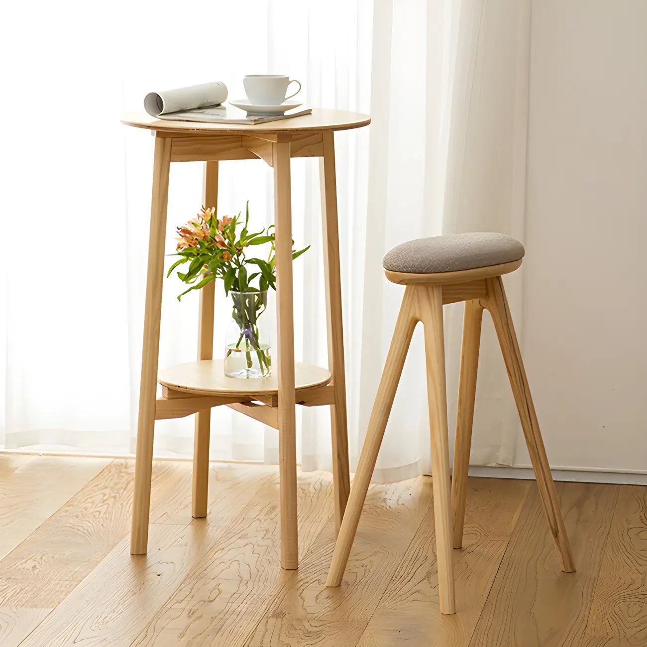 Tables de bar rondes scandinaves en frêne naturel avec étagère
