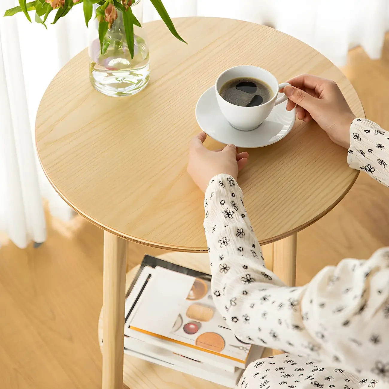Tables de bar rondes scandinaves en frêne naturel avec étagère
