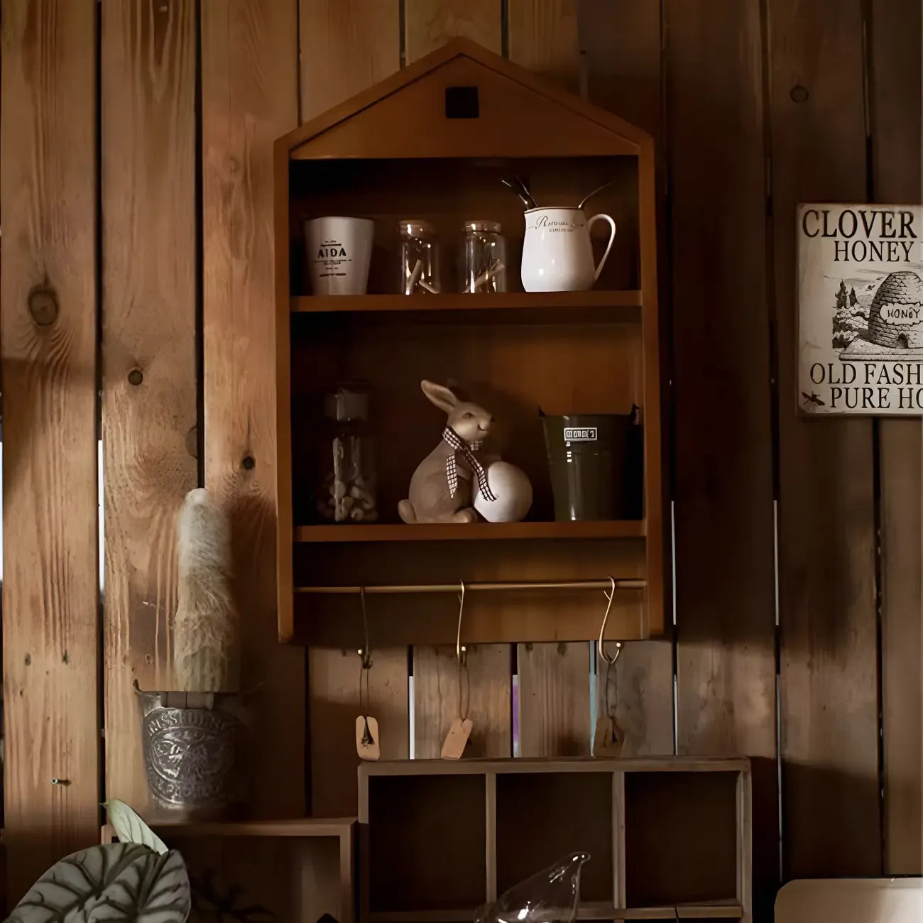 Vitrine flottante en bois à 2 étagères en forme de maison classique