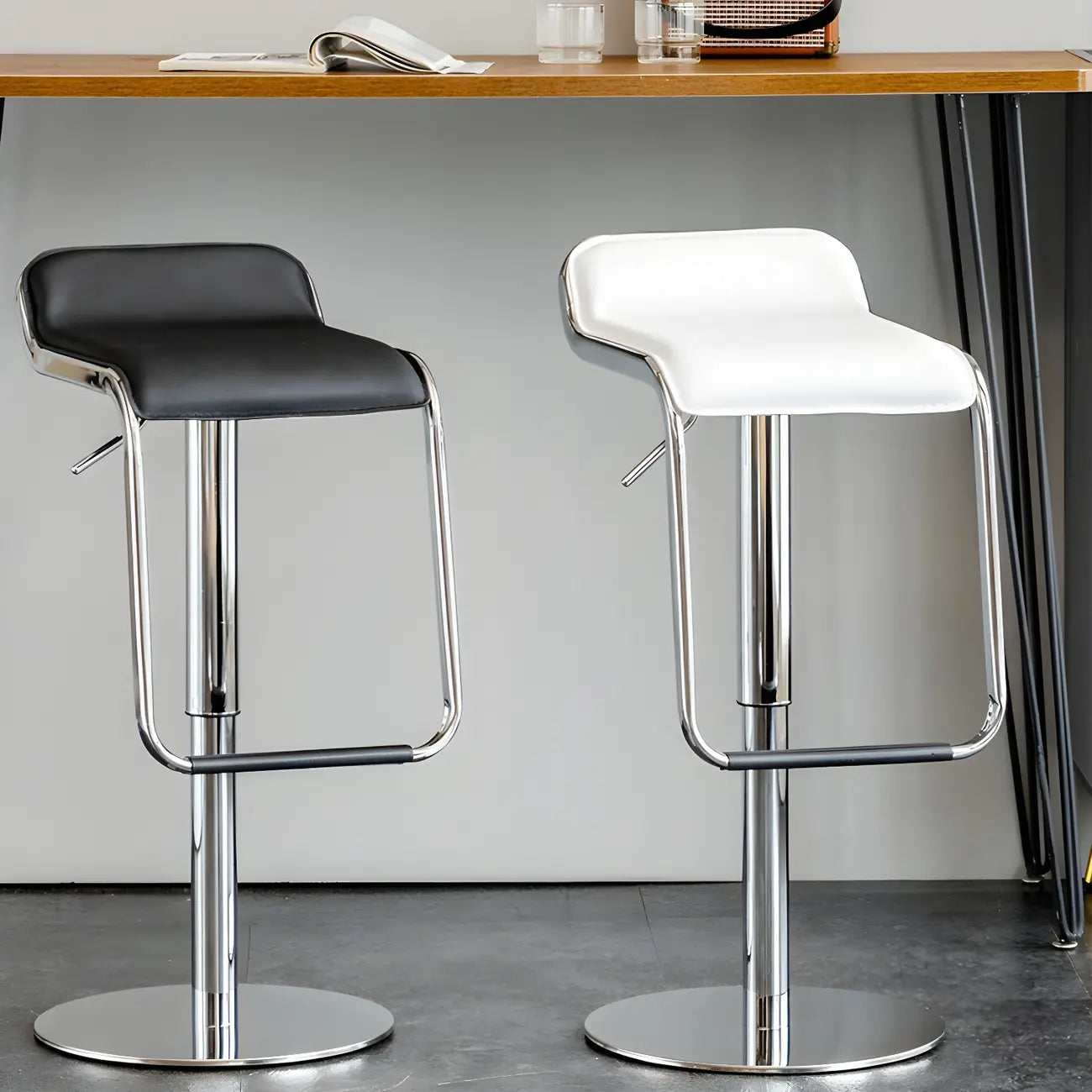 Tabouret de bar pivotant moderne sur pied, hauteur réglable, dossier bas, revêtement en similicuir.