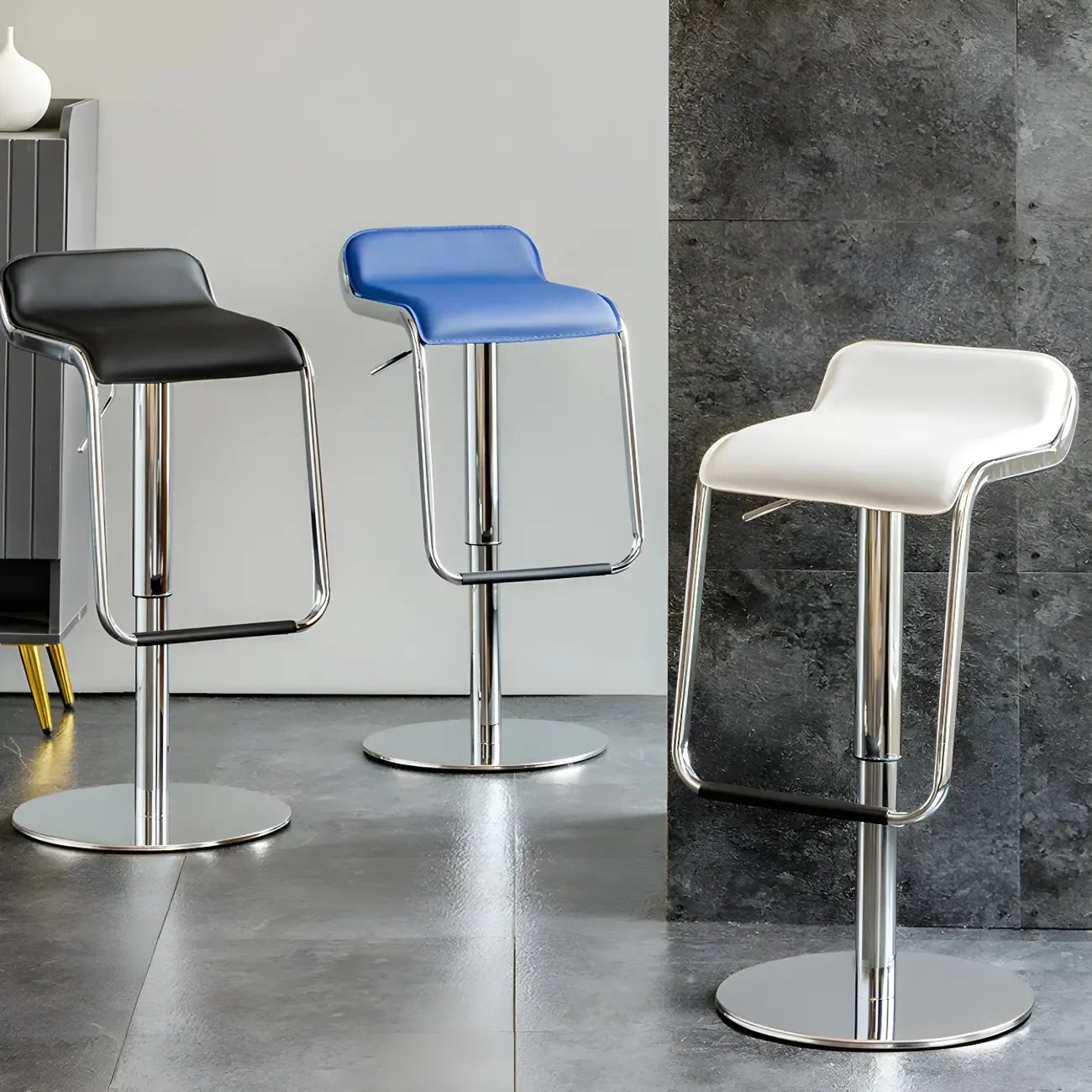 Tabouret de bar pivotant moderne sur pied, hauteur réglable, dossier bas, revêtement en similicuir.