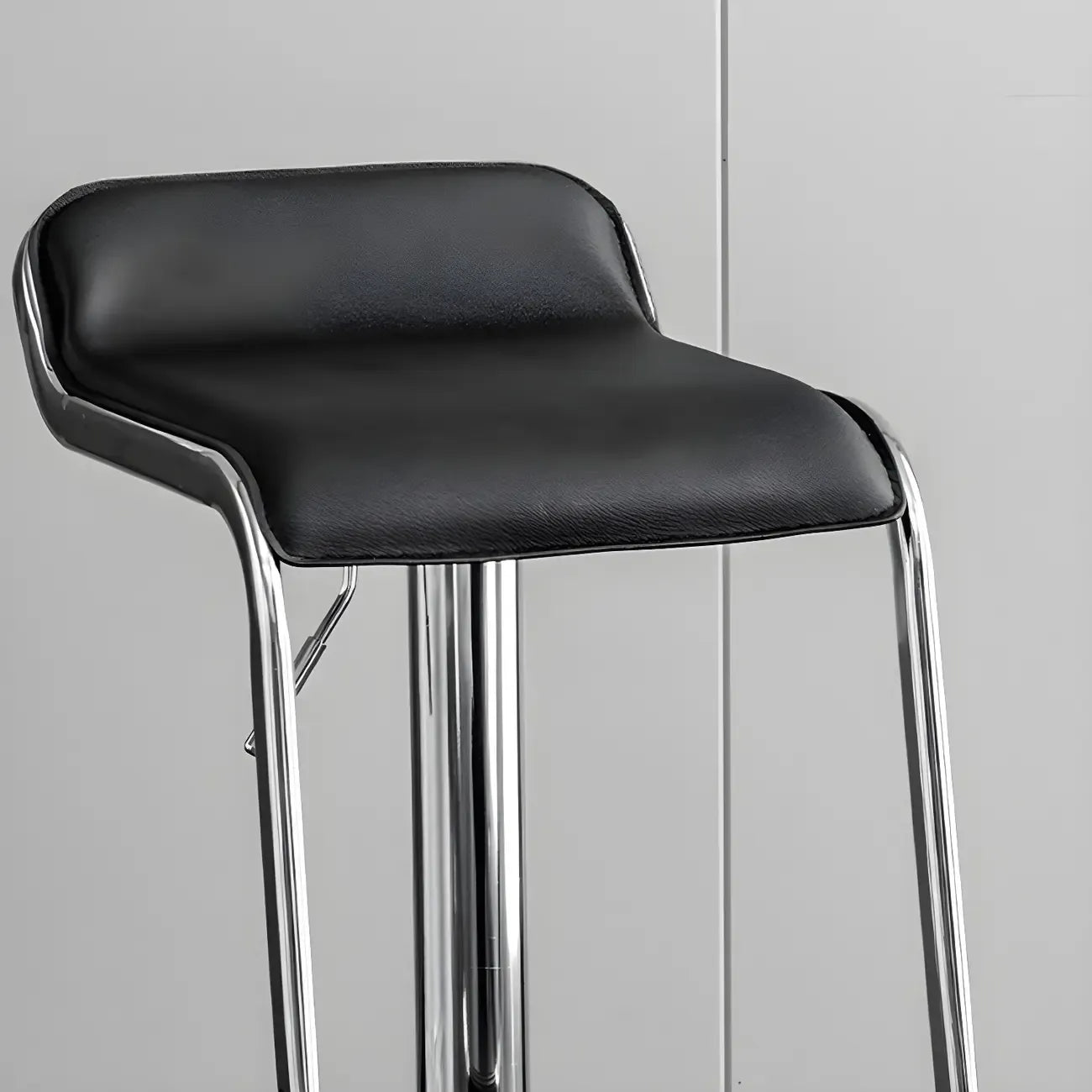 Tabouret de bar pivotant moderne sur pied, hauteur réglable, dossier bas, revêtement en similicuir.