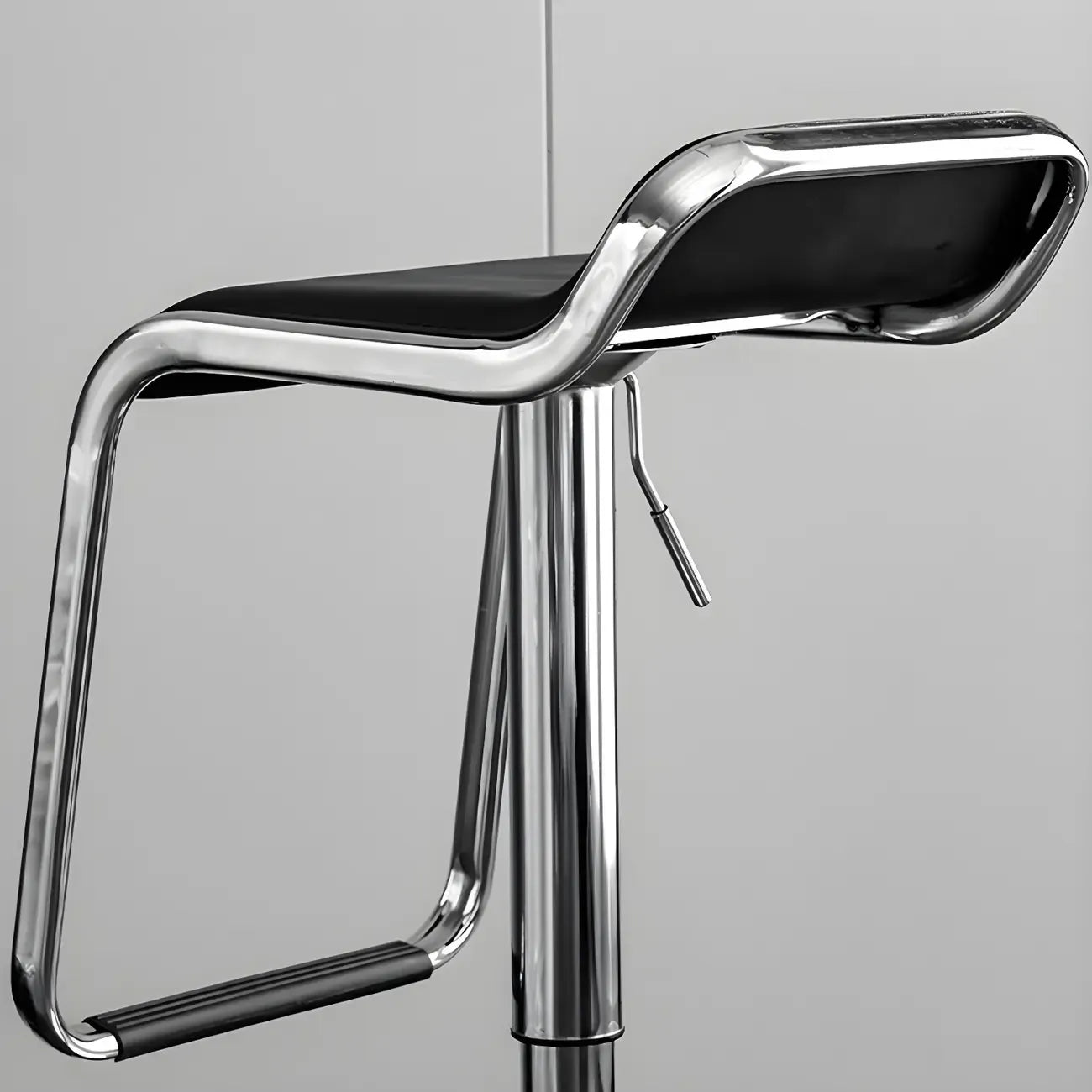 Tabouret de bar pivotant moderne sur pied, hauteur réglable, dossier bas, revêtement en similicuir.