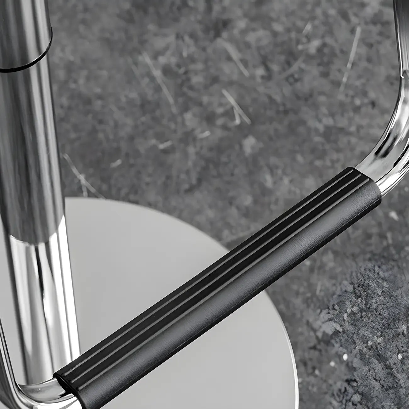 Tabouret de bar pivotant moderne sur pied, hauteur réglable, dossier bas, revêtement en similicuir.