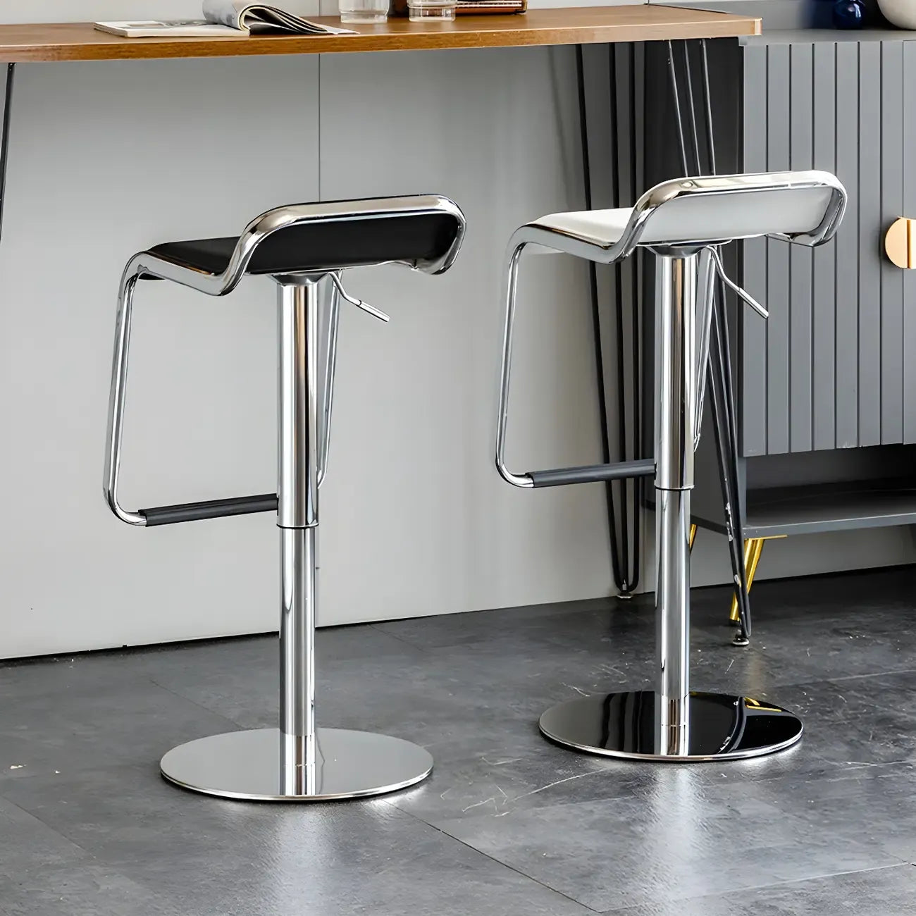 Tabouret de bar pivotant moderne sur pied, hauteur réglable, dossier bas, revêtement en similicuir.