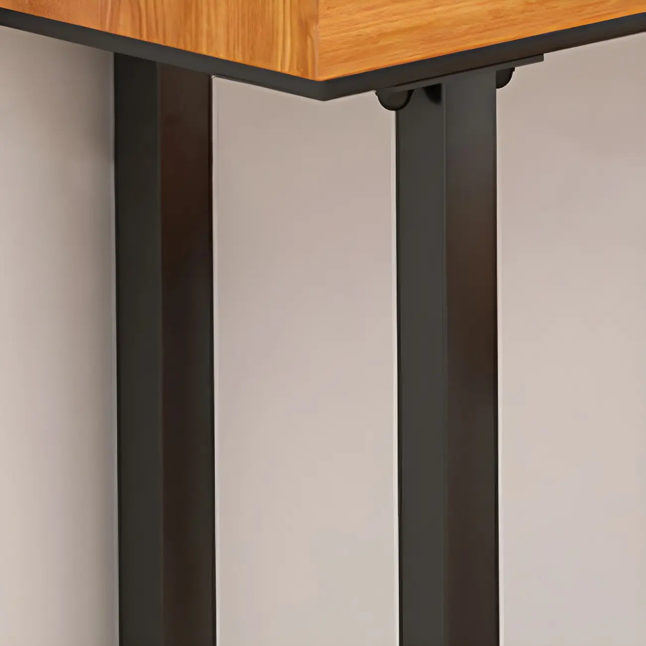 Tables de bar modernes en forme de L, en bois naturel et métal, avec tréteaux