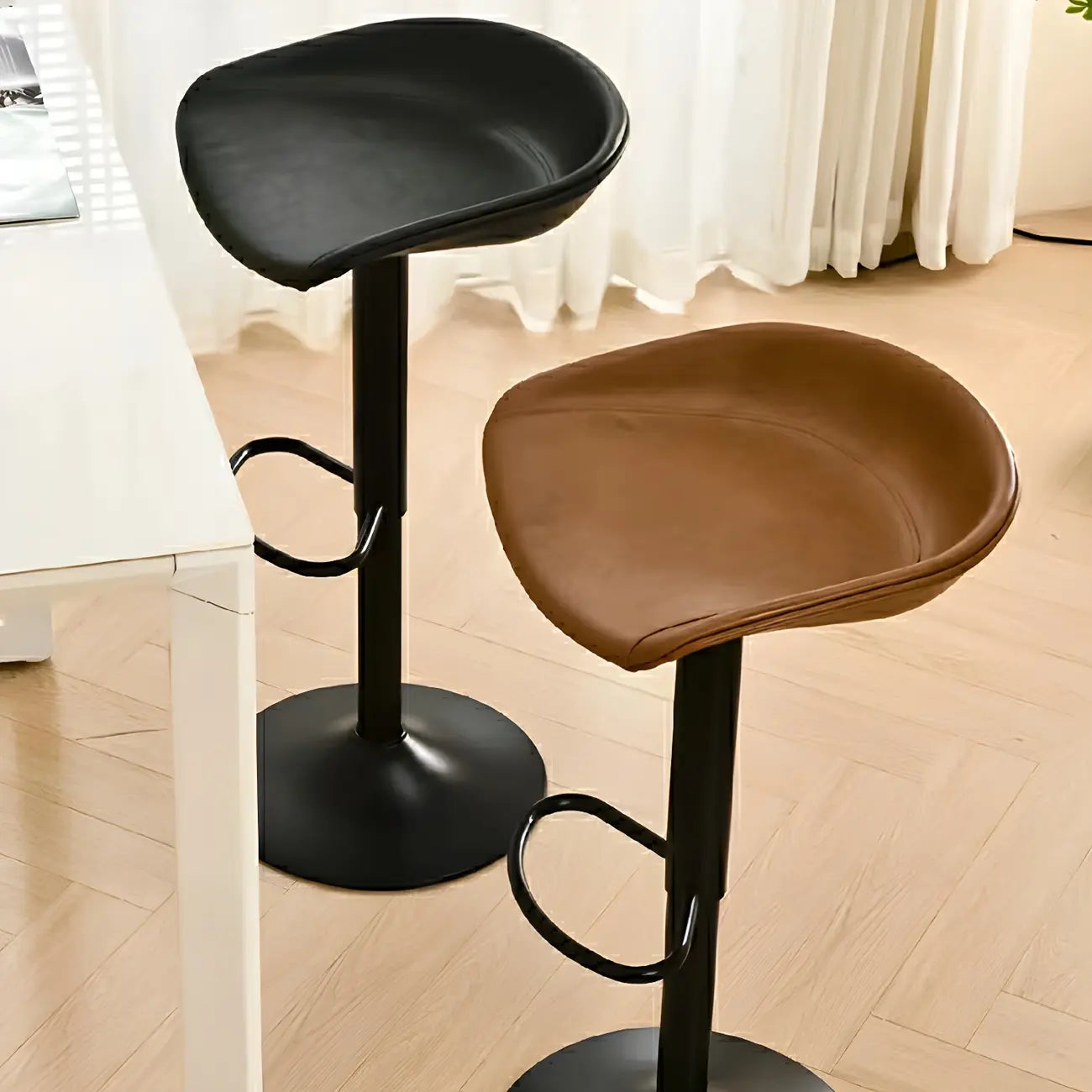 Tabouret de bar pivotant et réglable en cuir noir moderne