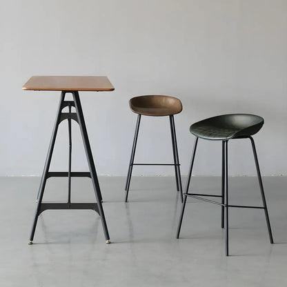 Tables de bar industrielles légères en bois noir et métal imitation bois