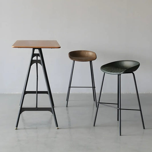 Tables de bar industrielles légères en bois noir et métal imitation bois