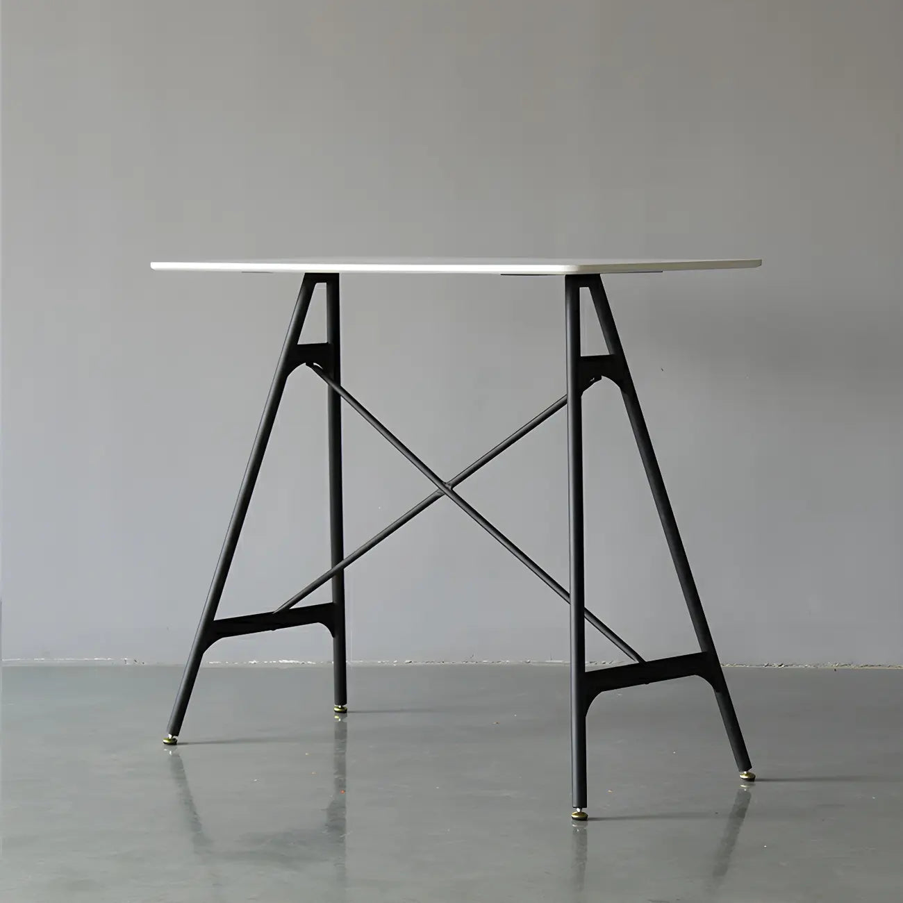Tables de bar industrielles légères en bois noir et métal imitation bois