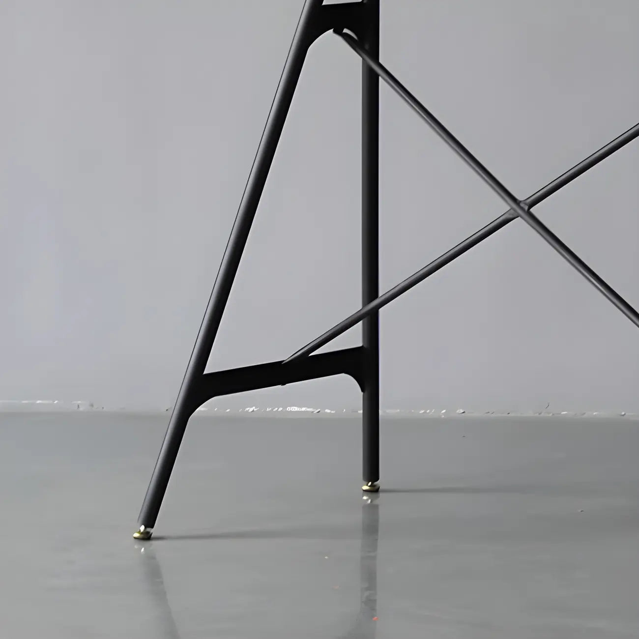 Tables de bar industrielles légères en bois noir et métal imitation bois