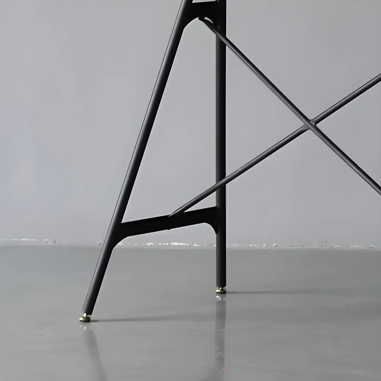 Tables de bar industrielles légères en bois noir et métal imitation bois
