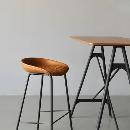 Tables de bar industrielles légères en bois noir et métal imitation bois