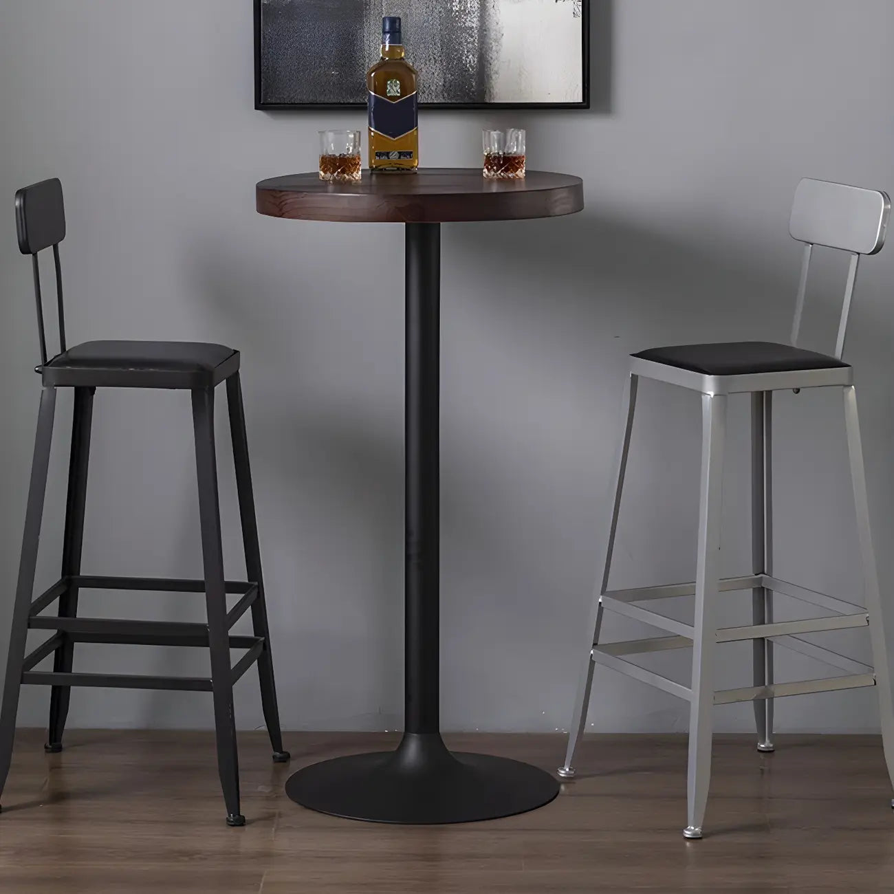 Tables de bar industrielles en bois brun et métal sur pied