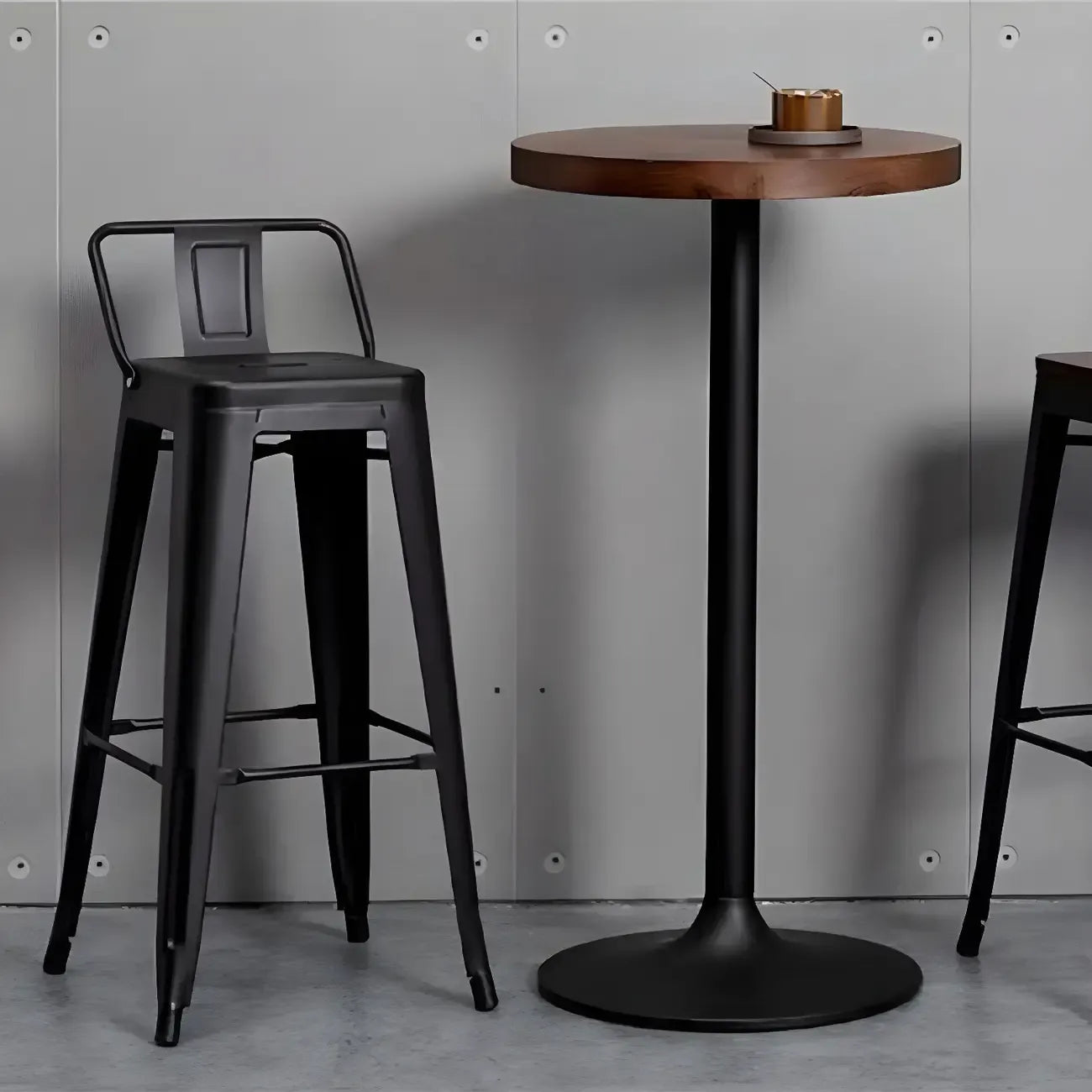 Tables de bar industrielles en bois brun et métal sur pied