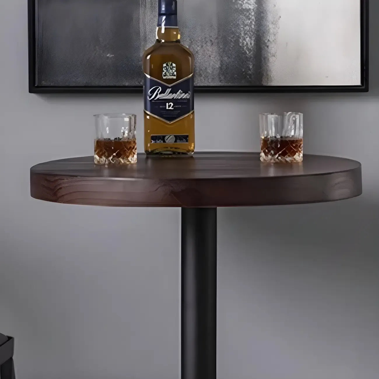 Tables de bar industrielles en bois brun et métal sur pied