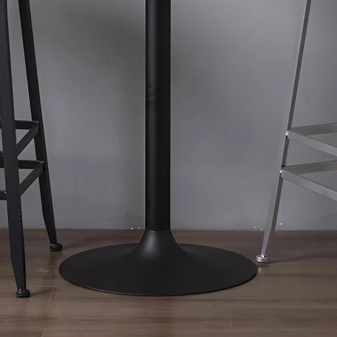 Tables de bar industrielles en bois brun et métal sur pied